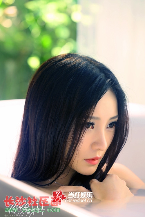 柳巖化身出浴美嬌娘